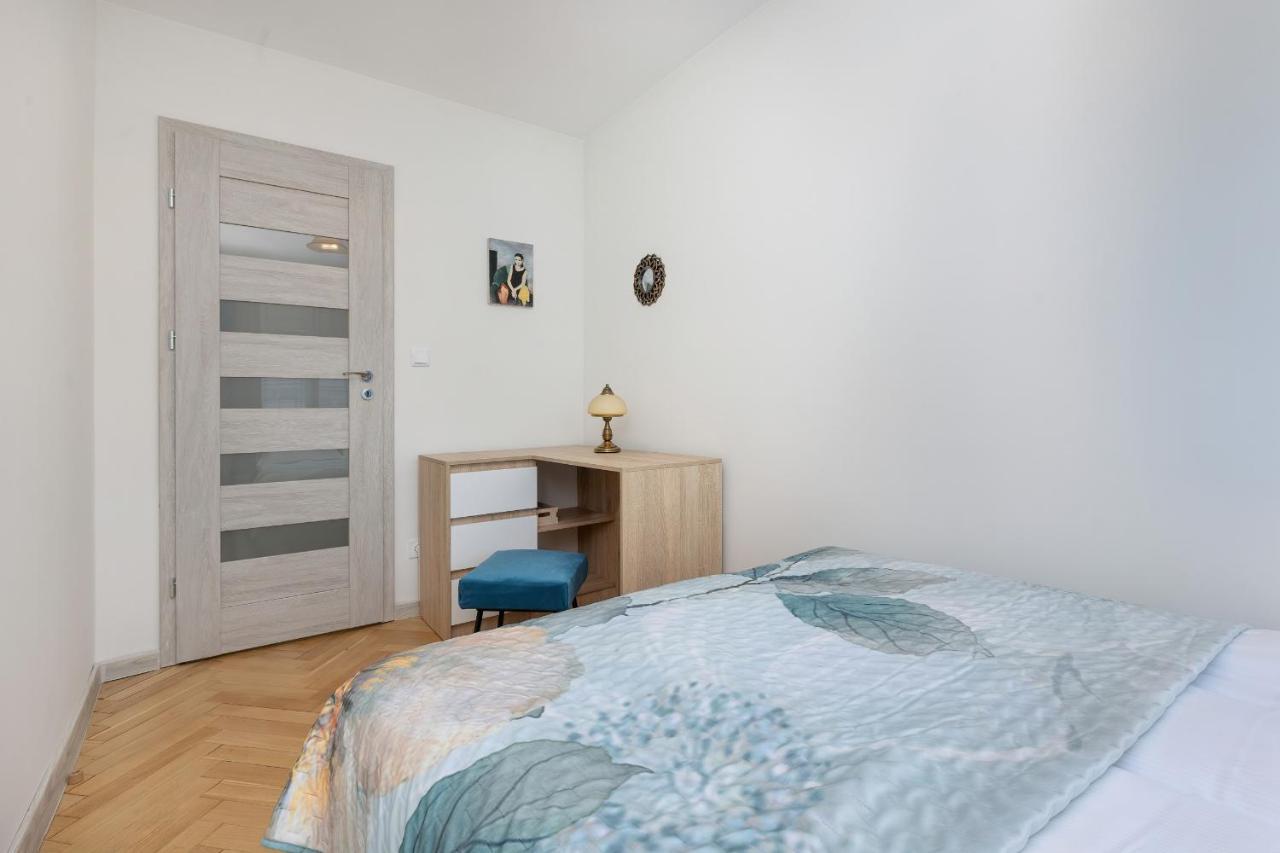 Cozy And Comfortable Wola Apartment By Noclegi Renters Varsovie Extérieur photo